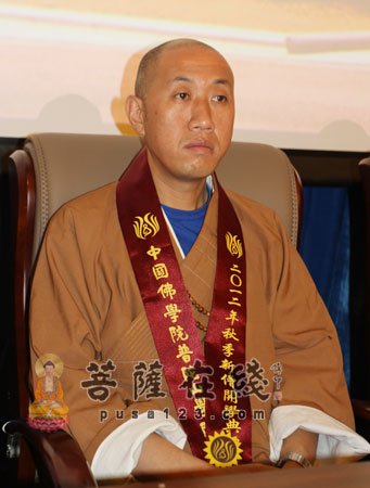  中国佛教协会常务理事,浙江省佛教协会会长,雪窦寺方丈怡藏大