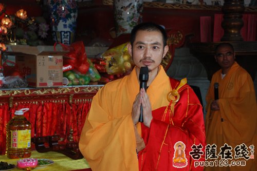 现场报道 四位主法法师分别执如意念诵启关法语,最后玄光法师执如意