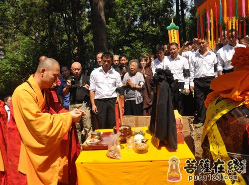 隆月长老追思法会暨荼毗仪式在南京泰山寺举行