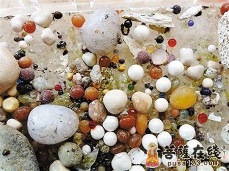 据称 本焕长老 舍利子有十三种颜色,青色青光 黄色黄光