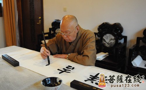 受到上海佛教协会名誉会长,上海佛学院名誉院长,上海真如寺方丈妙灵