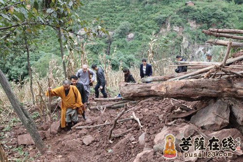 佛教-昆山市佛教协会慰问团赴彝良灾区慰问