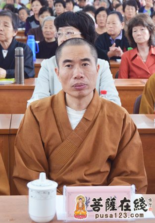 中国佛教协会理事,上海佛教协会副会长,法藏讲寺寺务处主任光慧法师