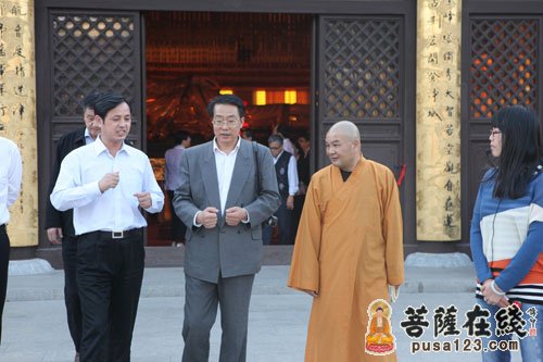 周玉龙-苏州人大常委会副主任周玉龙视察昆山延福禅寺