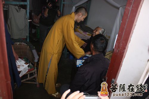敬老院-上海寿安寺重阳节前夕为敬老院送温暖