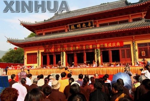 当日,广西四大佛教名寺之一的柳州市柳城县凤山镇开山寺举行盛会,庆祝