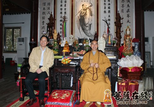 宁波人大常委副主任一行到天童禅寺调研