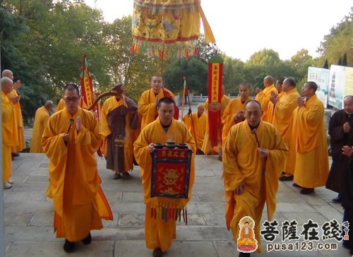 澳门普善佛堂住持宽静大和尚一行前往五祖寺礼祖