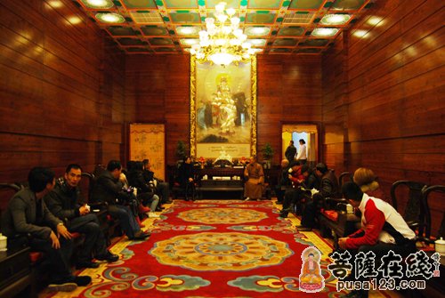 峨眉山-著名主持人李湘参访峨眉山大佛禅院 峨眉山-著名主持人李湘参访峨眉山大佛禅院