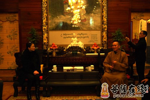 峨眉山-著名主持人李湘参访峨眉山大佛禅院 峨眉山-著名主持人李湘参访峨眉山大佛禅院