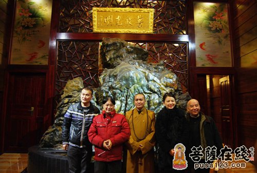 峨眉山-著名主持人李湘参访峨眉山大佛禅院 峨眉山-著名主持人李湘参访峨眉山大佛禅院