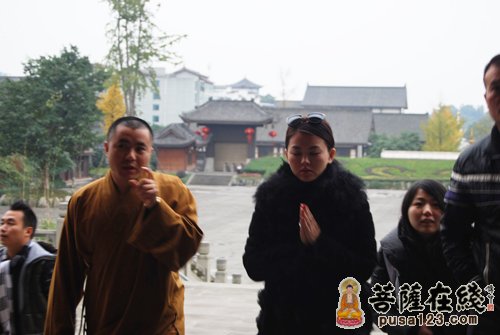 峨眉山-著名主持人李湘参访峨眉山大佛禅院 峨眉山-著名主持人李湘参访峨眉山大佛禅院