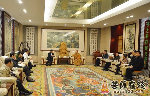 浙江义乌市长何美华先生一行参访上海玉佛禅寺