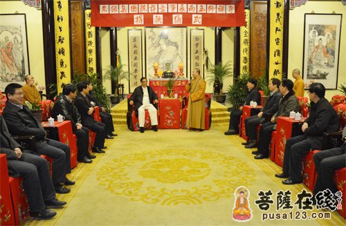 浙江义乌市长何美华先生一行参访上海玉佛禅寺