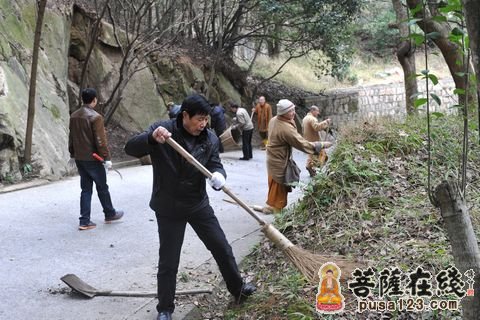 普陀山-浙江普陀山佛协组织开展冬春森林消防安全清理活动