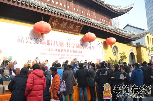 佛教-上海玉佛禅寺举行2013迎新年腊八赠粥活动