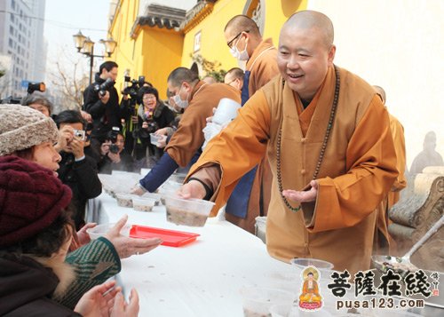佛教-上海玉佛禅寺举行2013迎新年腊八赠粥活动