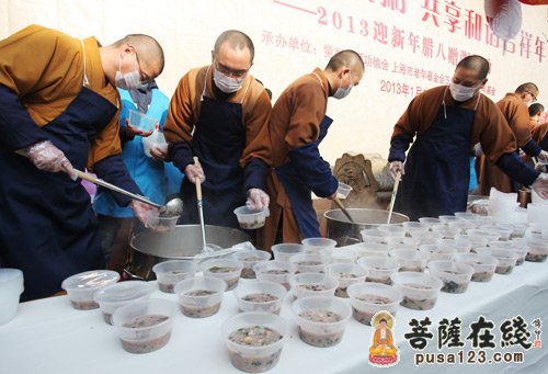 佛教-上海玉佛禅寺举行2013迎新年腊八赠粥活动