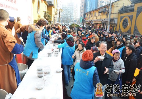 佛教-上海玉佛禅寺举行2013迎新年腊八赠粥活动