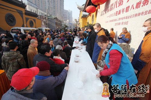 佛教-上海玉佛禅寺举行2013迎新年腊八赠粥活动