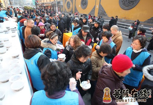 佛教-上海玉佛禅寺举行2013迎新年腊八赠粥活动