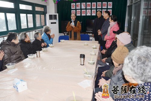 佛教-上海玉佛禅寺举行2013迎新年腊八赠粥活动