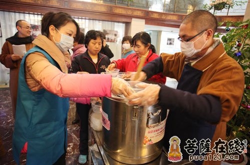 佛教-上海玉佛禅寺举行2013迎新年腊八赠粥活动