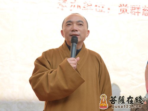 佛教-上海玉佛禅寺举行2013迎新年腊八赠粥活动