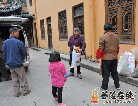 广东南华禅寺为韶关市大塘敬老院送去温暖