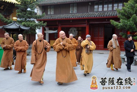 普陀山佛协会长道慈大和尚一行前往普陀山各寺庵慰问