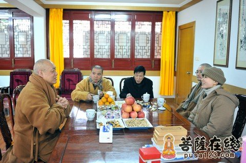 普陀山佛协会长道慈大和尚一行前往普陀山各寺庵慰问
