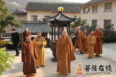 普陀山佛协会长道慈大和尚一行前往普陀山各寺庵慰问