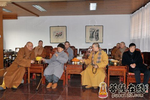 普陀山佛协会长道慈大和尚一行前往普陀山各寺庵慰问