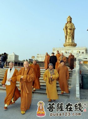 普陀山佛协会长道慈大和尚一行前往普陀山各寺庵慰问