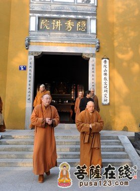 普陀山佛协会长道慈大和尚一行前往普陀山各寺庵慰问