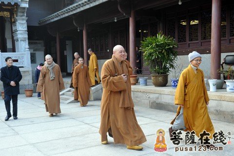 普陀山佛协会长道慈大和尚一行前往普陀山各寺庵慰问