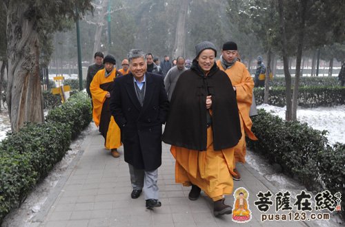 旭日集团杨勋一行八十余人前往河北柏林禅寺礼佛