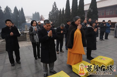 旭日集团杨勋一行八十余人前往河北柏林禅寺礼佛