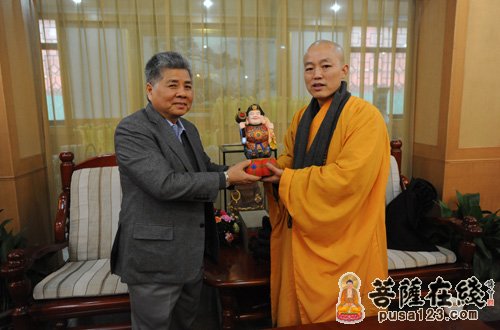 旭日集团杨勋一行八十余人前往河北柏林禅寺礼佛