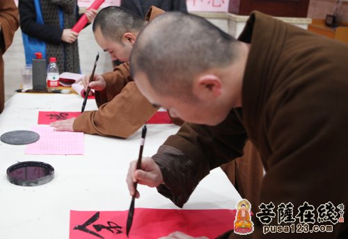 上海玉佛禅寺举行2013年迎新送春联活动