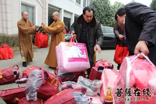 宁波天童禅寺方丈诚信大和尚慰问余姚革命老区困难户