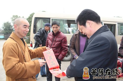 宁波天童禅寺方丈诚信大和尚慰问余姚革命老区困难户