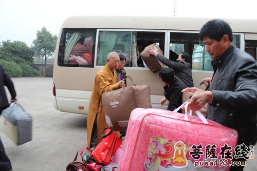 宁波天童禅寺方丈诚信大和尚慰问余姚革命老区困难户