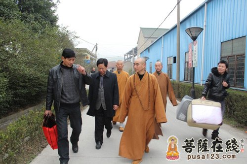 宁波天童禅寺方丈诚信大和尚慰问余姚革命老区困难户
