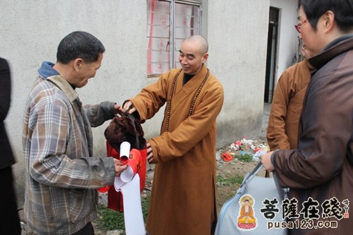 宁波天童禅寺方丈诚信大和尚慰问余姚革命老区困难户