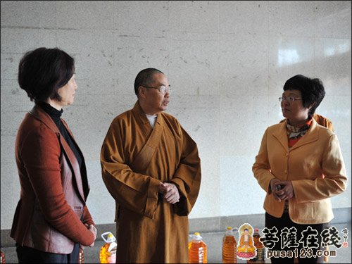 广东南华禅寺举行春暖人心爱进万家慈善捐赠活动