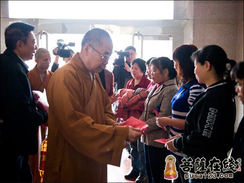 广东南华禅寺举行春暖人心爱进万家慈善捐赠活动