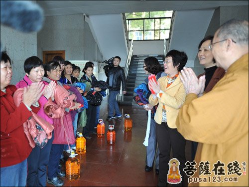 广东南华禅寺举行春暖人心爱进万家慈善捐赠活动
