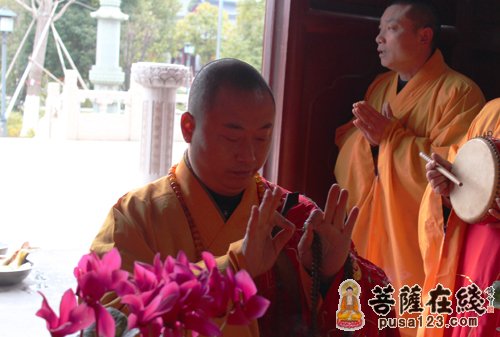 江苏省姜堰市古寿圣寺方丈心海法师拈香