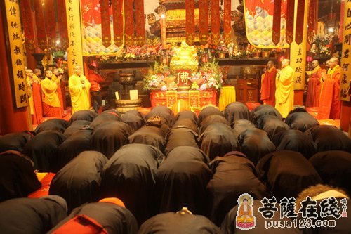 上海玉佛禅寺隆重举办迎财星撞钟祈福慈善活动